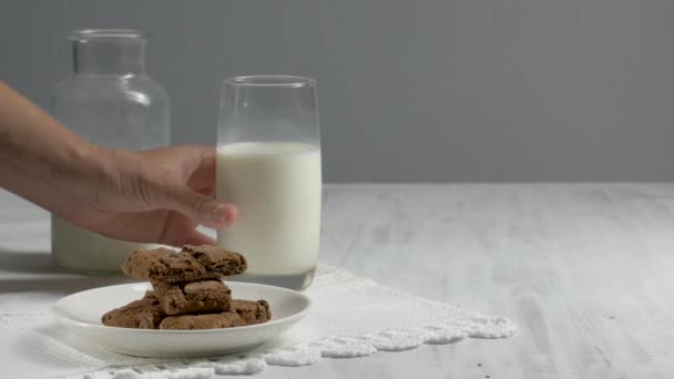 Milch zum Frühstück trinken. rustikaler Stil — Stockvideo