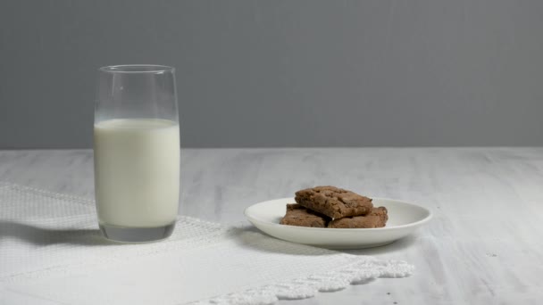 Hemlagad tårta choklad brownies och mjölk på träbord — Stockvideo