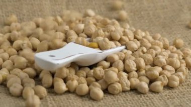 Çiğ nohut çekirdekleri yığın düşüyor.