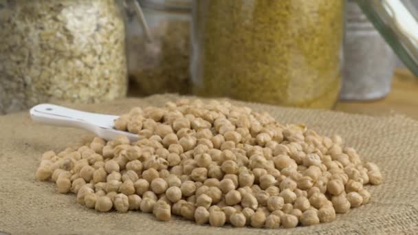 Girando frijoles de garbanzo crudos, nutrición saludable vegana . — Vídeos de Stock