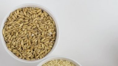 Karışık kuskus, bulgur, nohut ve buğday. Üst görünüm.