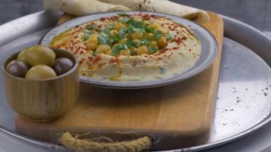 Humus, pide ve olivs ile çanak.