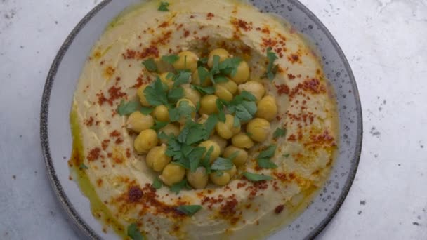 Rotating cooked hummus, vegan healthy nutrition. Top view — Stock Video