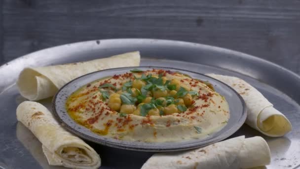 Eastern cuisine. Dish with hummus and pita. — Stock Video