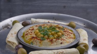 Humus, pide ve olivs ile çanak.