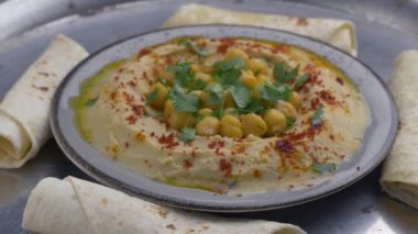 Doğu mutfağı. Humus ve Pide ile çanak.