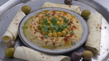 Humus, pide ve olivs ile çanak. Üst görünüm