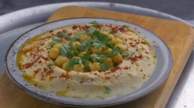 Dönen pişmiş Humus, Vegan sağlıklı beslenme. 