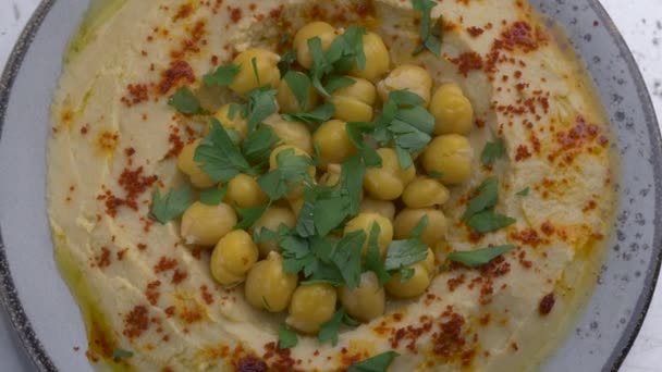 Roterende gekookte hummus. Top View — Stockvideo