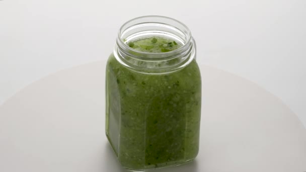 Forgatható vegetáriánus egészséges zöld smoothie fehér háttér. — Stock videók