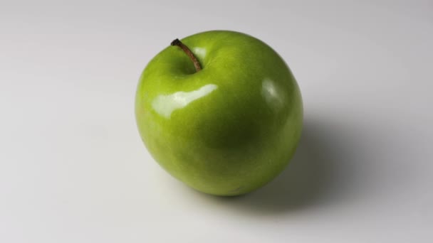 Rotating green apple on white background — Stock Video