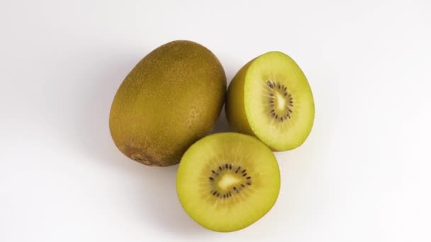 Friss lédús Kiwi gyümölcs forgatás fehér háttér — Stock videók