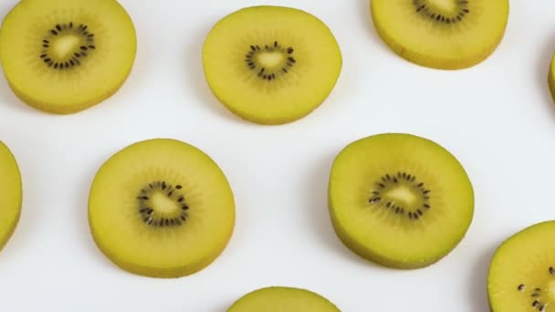 Rebanadas de fruta Kiwi girando sobre fondo blanco — Vídeo de stock