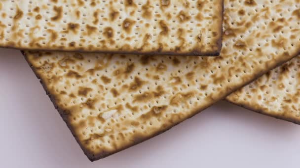 Krajíce Matzo. Čerstvý velikonoční chléb vyrobený z pšeničné mouky . — Stock video