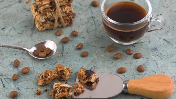 Taza de café caliente y galletas con frutos secos, sésamo y semillas de girasol . — Vídeo de stock