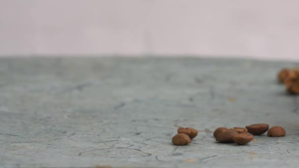 Tasse de café chaud et biscuits aux noix, sésame et graines de tournesol . — Video