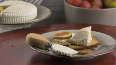 Ricotta peyniri ve incir dilimleri ile Kraker.