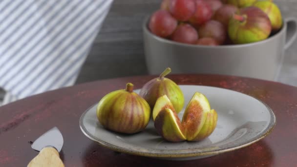 Fresh figs. Whole figs and sliced in half figs on a plate. — Stock Video