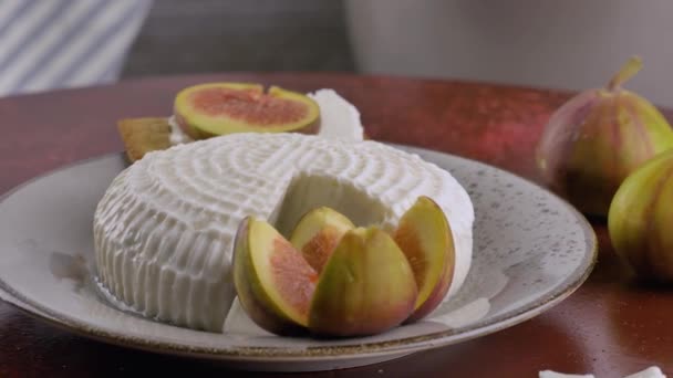 Ricotta cheese with slices of fresh figs. — Stock Video