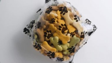 Plastik torbaiçinde köpek bisküvi lezzetli. 