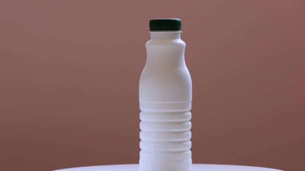 Weiß glänzende Plastikflasche mit Schraubverschluss für Milchprodukte Milch. — Stockvideo