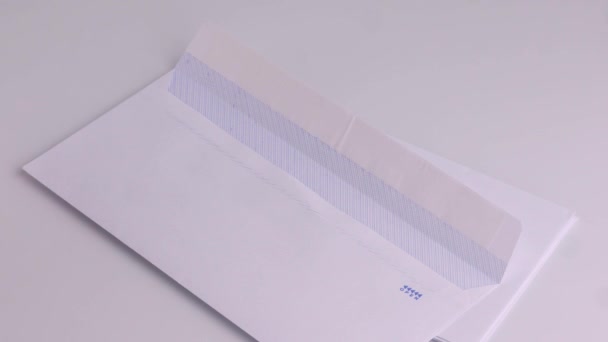 Handen die een envelop met document sluiten. Top uitzicht van bovenaf. — Stockvideo