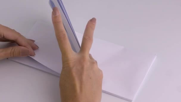 Руки открывают конверт с документом. Вид сверху . — стоковое видео