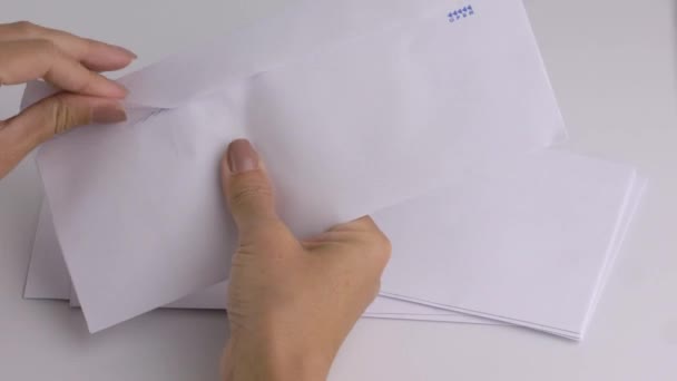 Mains ouvrant une enveloppe contenant le document. Vue de dessus . — Video