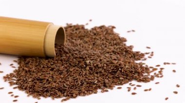 Beyaz arka planda rotasyon keten tohumu.