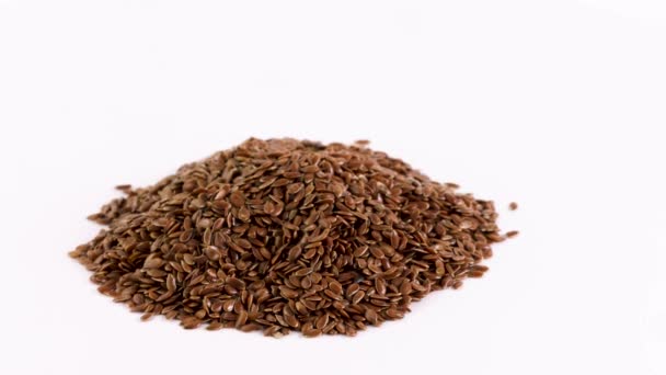 Střídání lněných semen na bílém pozadí. — Stock video