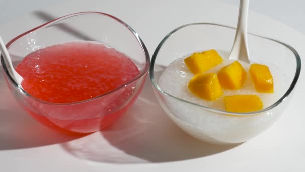 Pudín giratorio de tapioca dulce de cerca en un tazón sobre la mesa . — Vídeos de Stock