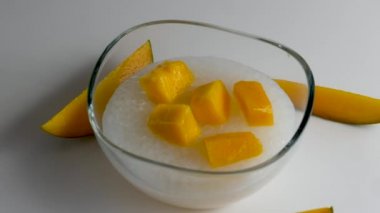 Sağlıklı tapyoka incili puding Hindistan cevizi sütü ve mangolu tatlı.