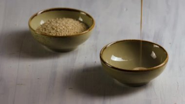 Tahini, tahta arka planda susam tohumlu susam ezmesi..