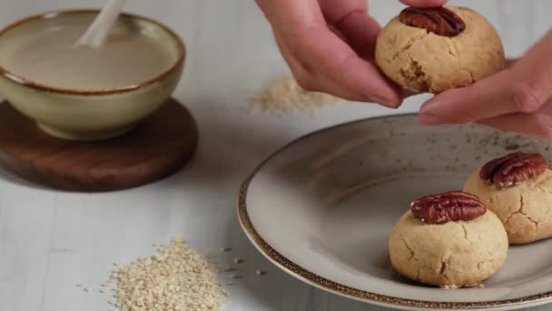 Galletas de Tahini rotas en las manos . — Vídeo de stock