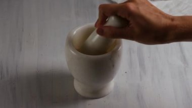 Kadınlar mermer havanda susam eziyor..