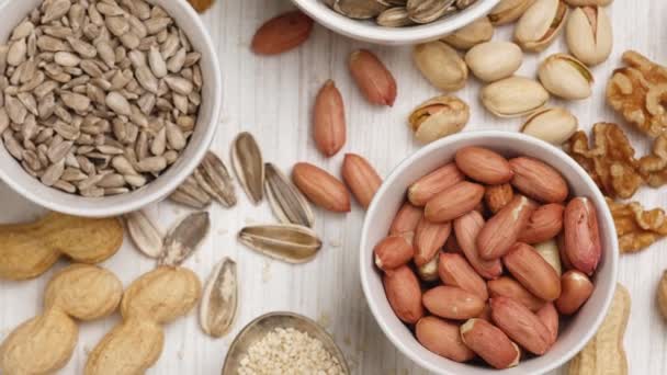 Mistura de sementes e nozes: girassol, nozes, amendoins, pistache, gergelim  . — Vídeo de Stock