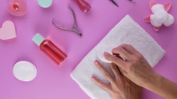 Mujer está borrando esmalte de las uñas con removedor líquido . — Vídeos de Stock