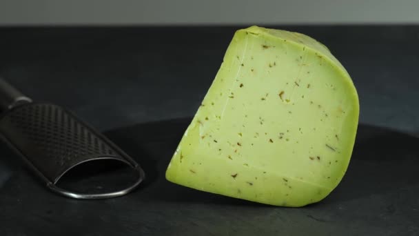 도마 위에 허브와 향신료를 곁들인 녹색 치즈 — 비디오