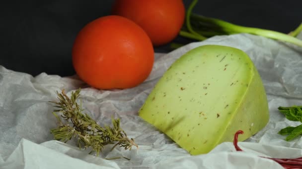 Nederlandse groene kaas met basilicum en groenten op wit papier — Stockvideo