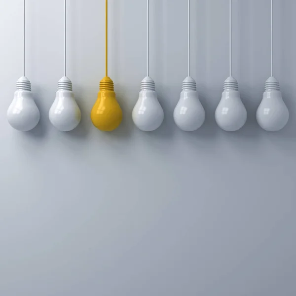 Think Different Concept Una Lampadina Gialla Sospesa Che Distingue Dalle — Foto Stock