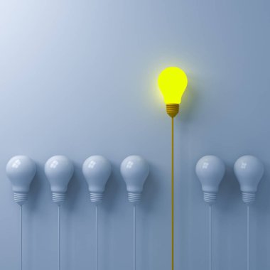 Farklı konsept bir parlayan beyaz duvar arka plan gölgeler liderlik ve bireysellik yaratıcı bir fikir kavramı 3d render ile loş ya da sönük beyaz lightbulbs üzerinden dışarı ayakta ampul düşünüyorum
