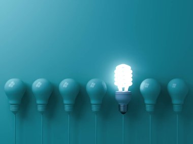 Bir eko enerji tasarruflu ampul parlayan asılı ve üzerinde yeşil pastel ışıksız akkor ampuller üzerinden dışarı ayakta duvar arka plan liderlik ve farklı yaratıcı fikir kavramları 3d render renk