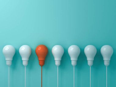 Farklı konsept bir asılı turuncu ampul Beyaz Işık Ampüller mavi pastel renk duvar üzerinden ayakta arka plan liderlik ve bireysellik yaratıcı bir fikir kavramları 3B oluşturmayı düşünüyorum