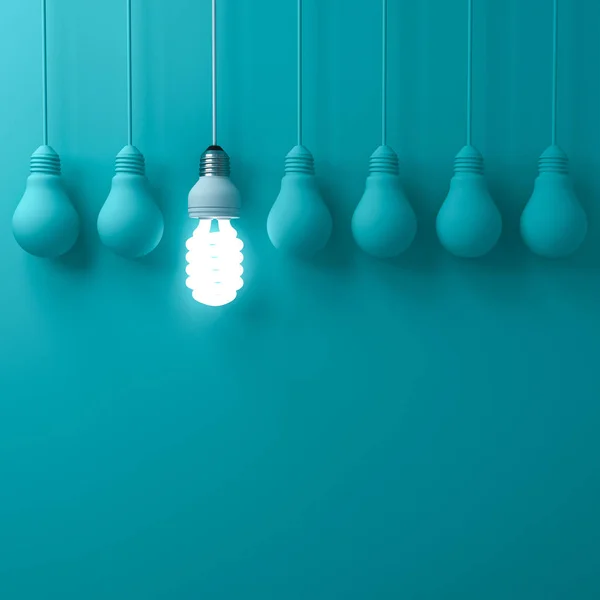 Uma Lâmpada Poupança Energia Eco Pendurada Brilhando Destacando Lâmpadas Incandescentes — Fotografia de Stock