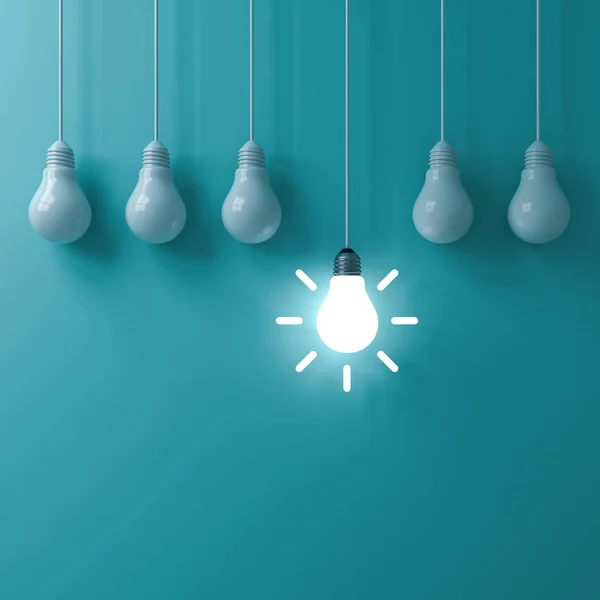 輝く掛かる つアイデア電球パステル グリーンに薄暗い消灯球根から目立つ色壁背景リーダーシップと個性の創造的なアイデアの概念 レンダリングは異なる概念だと思う — ストック写真