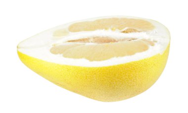 Sarı pomelo meyve yarım uzunlamasına bölümün üzerinde beyaz arka plan izole içine kesilmiş