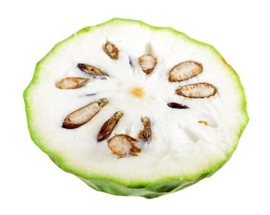 Olgun cherimoya meyve kesit beyaz arka plan üzerinde izole içinde ikiye böldüm