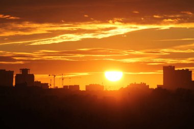 Cityscape silüeti güneş karşı şehir manzarası ile. Minsk, Beyaz Rusya