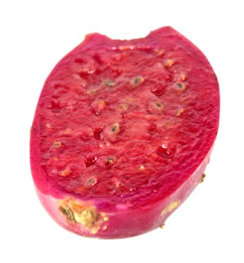 Olgun kırmızı dikenli armut meyve boyuna bölüm beyaz arka plan üzerinde izole