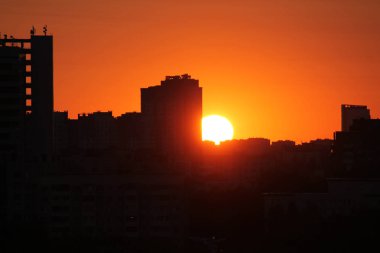 Şehir binaları üzerinde gün batımının manzara görünümü